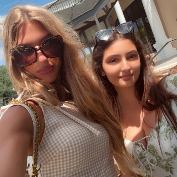 Meet your Posher, Amanda - Picture 3 of 4